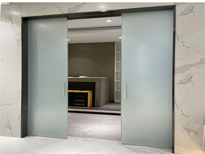 What are the characteristics of frameless glass doors?