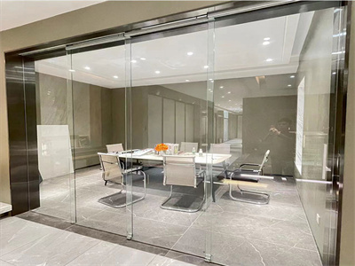 What are the characteristics of frameless glass doors?